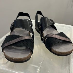 Earth sandals black & pewter. Elasticated strap. Size 9M. Like new!